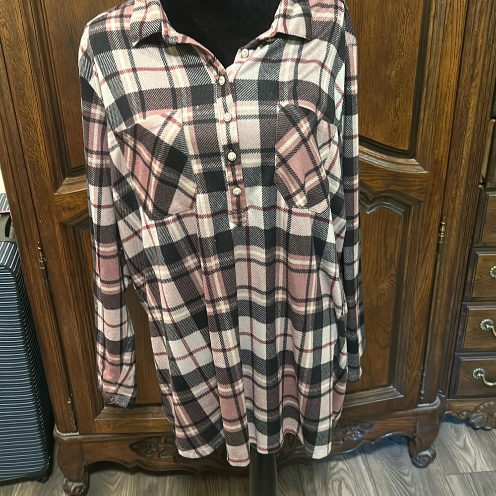 Long shirt, like new, New York laundry, cute buttons, 3x